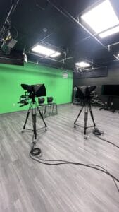 Photo with 2 cameras in front of a green screen